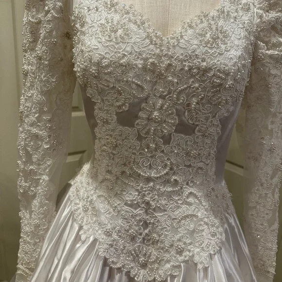 Alfred Angelo  Lace Vintage Bridal Gown - Picture 16 of 16